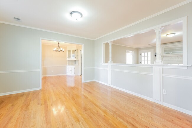 Building Photo - Charming Style Home