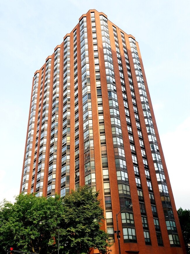 Building Photo - 899 S Plymouth Ct