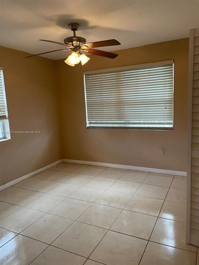 Foto del edificio - 518 NW 179th St