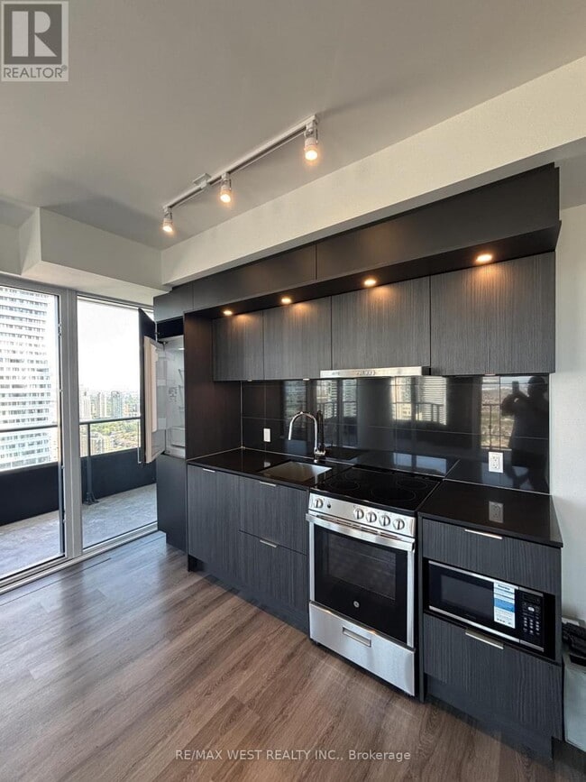Photo du bâtiment - 448 Burnhamthorpe Rd W