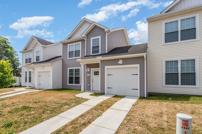 Foto del edificio - Introducing a charming 3-bedroom, 2.5-bath...