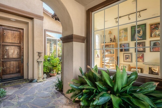 Foto del edificio - Gated corner lot home walking distance to the beach