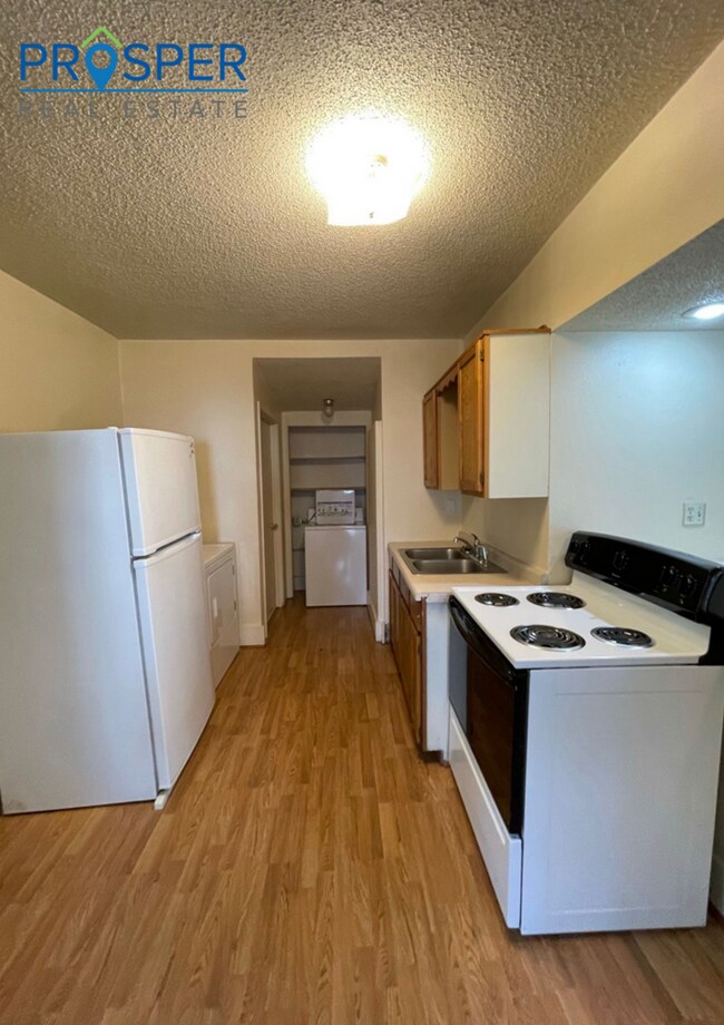 Foto del edificio - Nice 4-Bedroom House with Extra Office/Study Space Located Near Water Street - Available June 2026