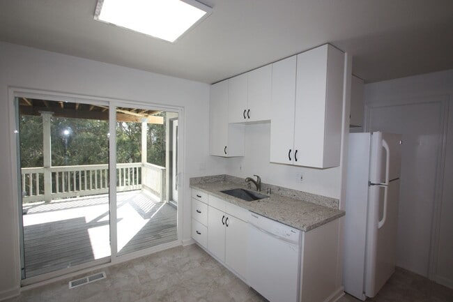 Building Photo - Outside Leasing - 10 Andorra Ct