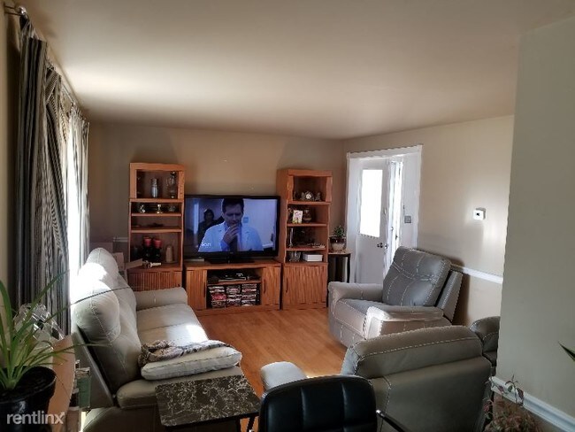 Building Photo - 215 Tollview Ct