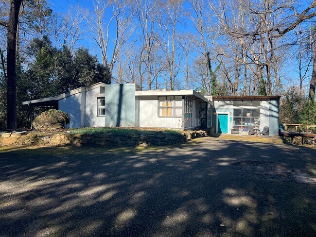 Building Photo - Hide Away Home off Ingleside!!