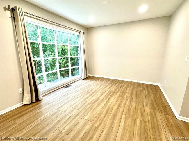 Building Photo - 31404 Hunters Cir Dr