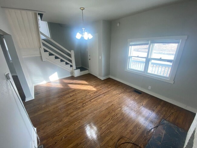 Building Photo - Renovated 4 Bed 1 Bath Home