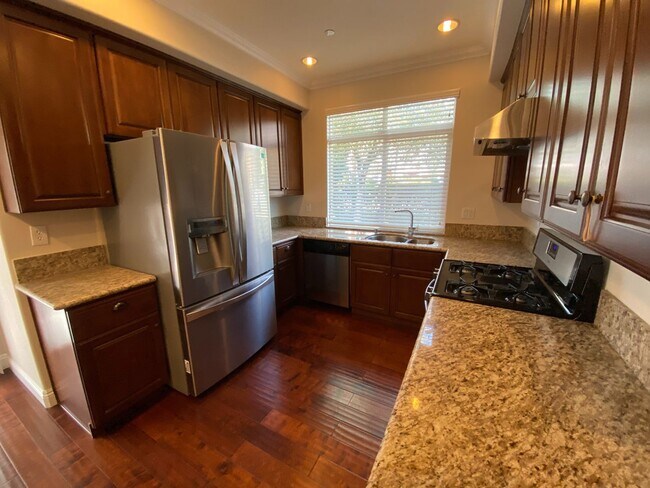 Foto del edificio - Beautiful Four Bedroom Townhouse in Pasadena