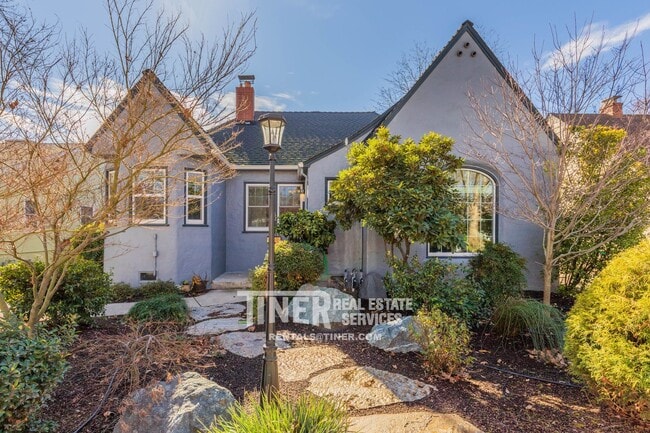 Building Photo - Charming Land Park Gem