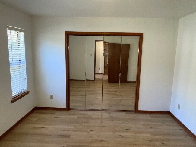 Foto del edificio - Welcome home to this charming 2-bedroom, 1-bath residence featuring a warm and inviting layout. E...
