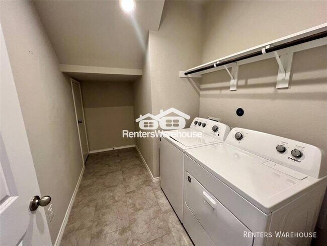 Foto del edificio - Immediate Move in Ready!!
