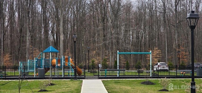 Foto del edificio - 211 Henderson Rd