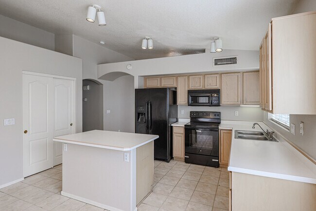 Building Photo - Charming 3 bedrooms