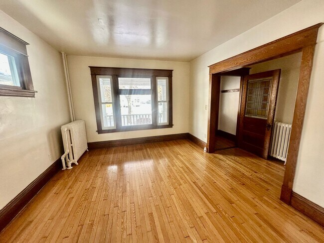 Foto del edificio - Spacious 3-Bedroom w/ Sundeck & In-Unit Laundry!
