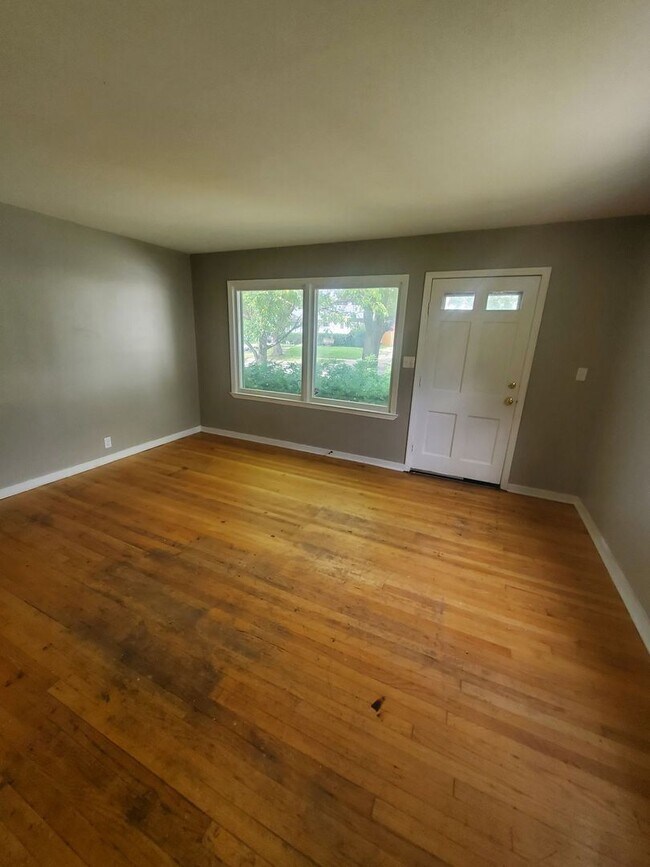Building Photo - Cute 3 Bedroom Single Family Home