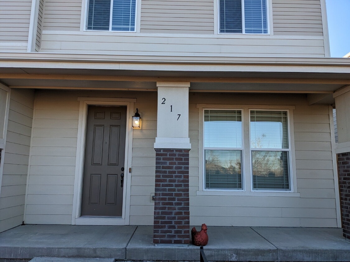 Luxury Open Concept Townhome in Quiet Littleton Neighborhood Complete with Mountain Views! - Luxury Open Concept Townhome in Quiet Littleton Neighborhood Complete with Mountain Views!