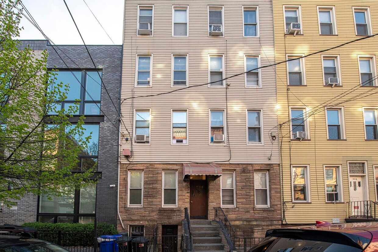 Foto principal - 524 Adams St