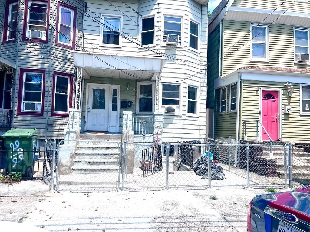 Primary Photo - 290 Ege Ave