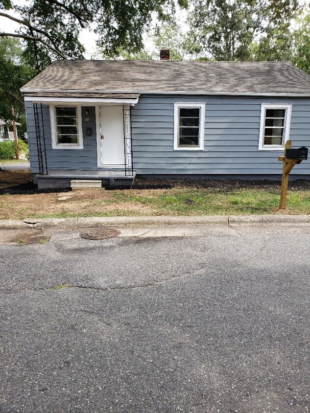Primary Photo - 3 bedroom 1 bath house- pet friendly avail...