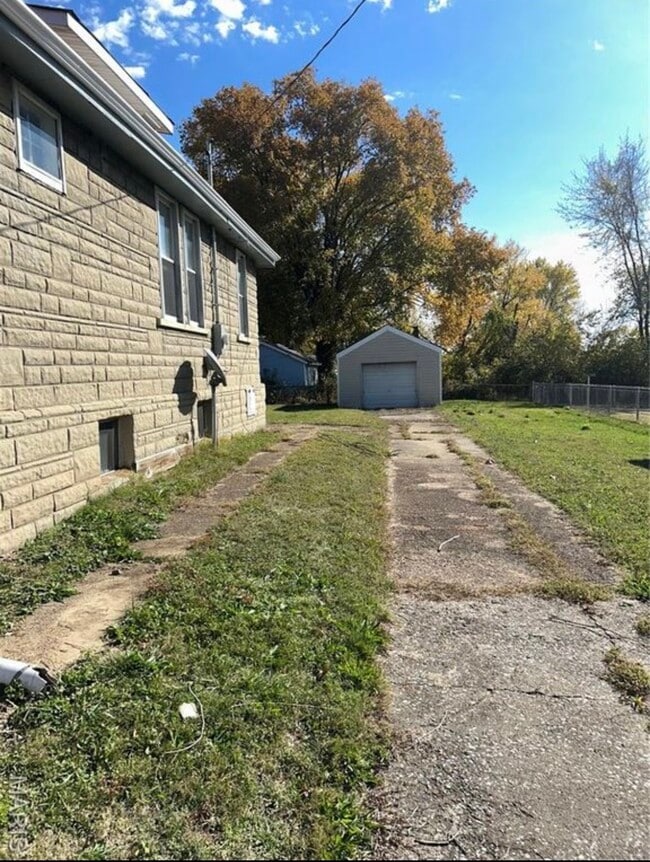 Building Photo - 5820 Helen Ave