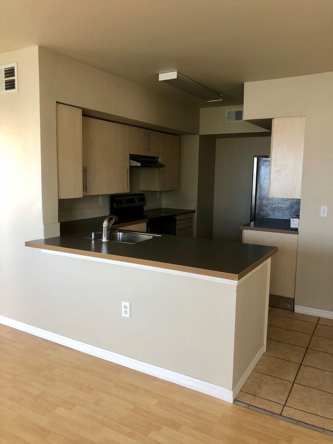 Foto del edificio - 2/2 condominium available January 1st 2026 for annual lease