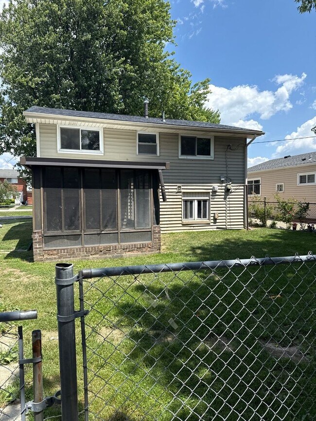 Foto del edificio - 4 Bedroom home in Clinton Township