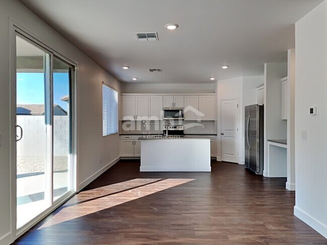 Foto del edificio - 17145 Puget Ave