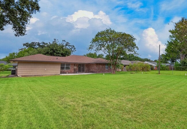 Building Photo - 5027 Creekbend Dr