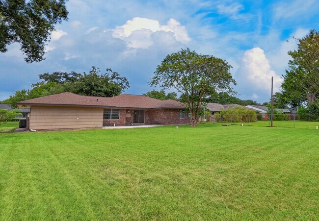 Foto del edificio - 5027 Creekbend Dr