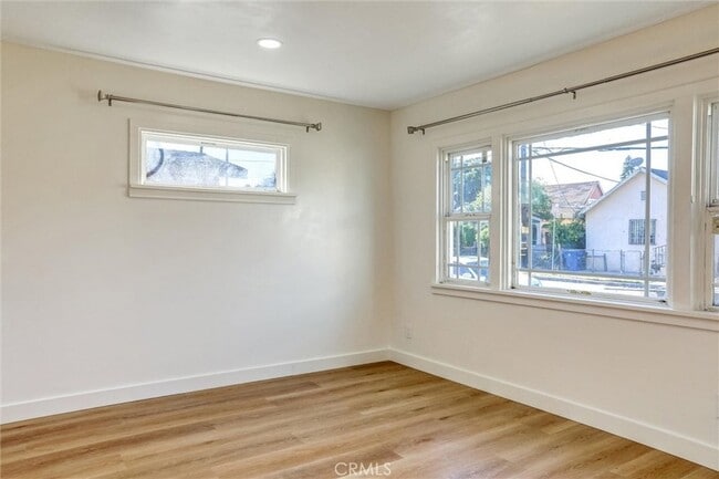 Building Photo - 950 E 48th St