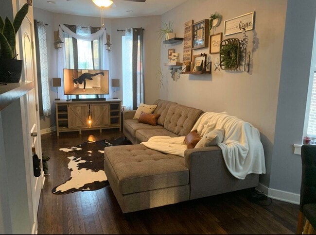 Living Room - 610 N Ridgeway Ave