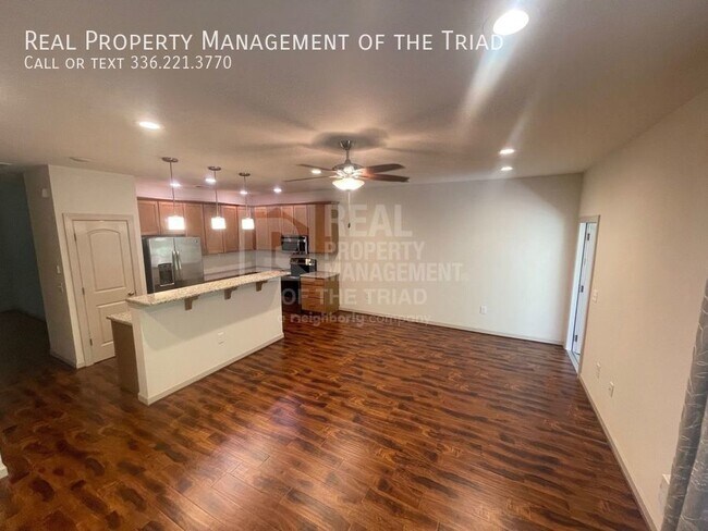 Building Photo - Quaint 3 Bedroom, 2 1/2 Bath Townhouse in ...