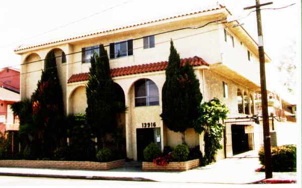 Villa de Oro Apartaments - 13916 Cerise Ave.