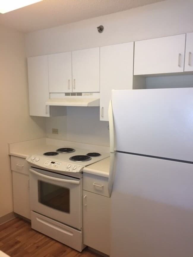 Building Photo - **COUNTRY CLUB VILLAGE 6 1BD/1BA/2PK CONDO FOR RENT!**