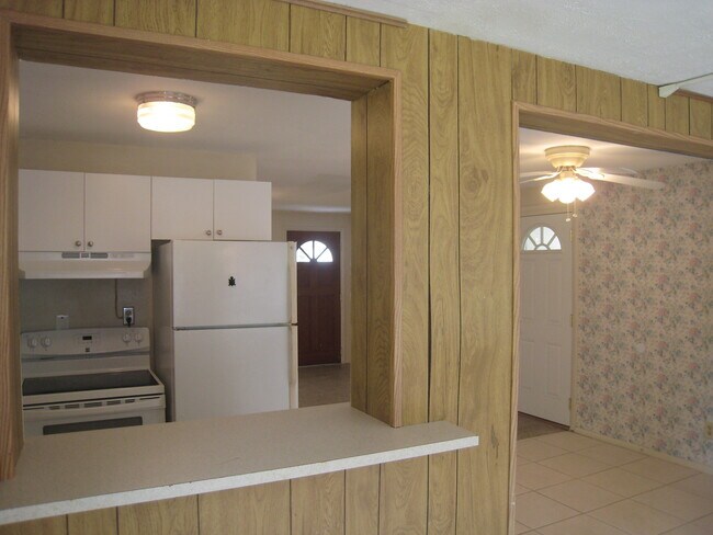 Building Photo - 1021 Lewis Dr
