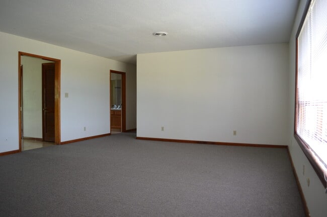 Building Photo - 93 Wonderhill Dr