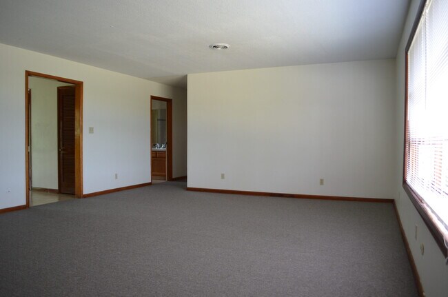 Foto del edificio - 93 Wonderhill Dr