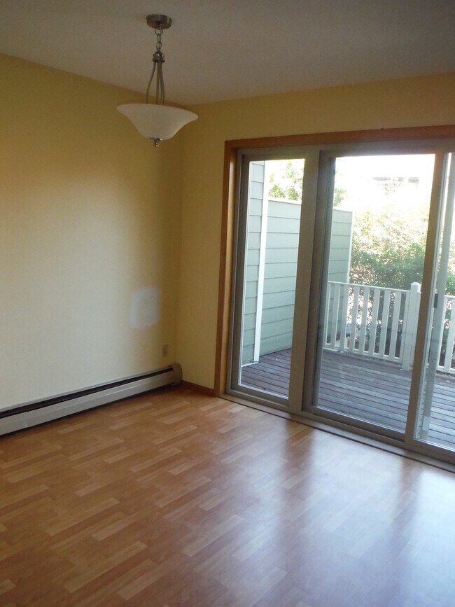 Building Photo - Cute 3 Bedroom Condo w/ Bonus Room - Walki...