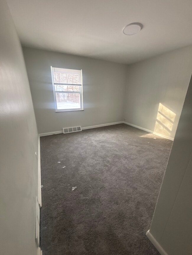 Building Photo - 4 bed 1 bath