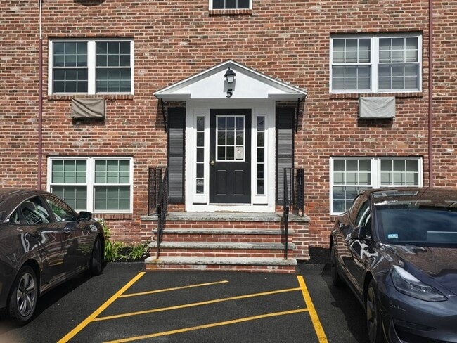 Building Photo - 5 Colonial Village Dr