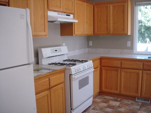 Kitchen with gas range - 8906 Corliss Ave N House