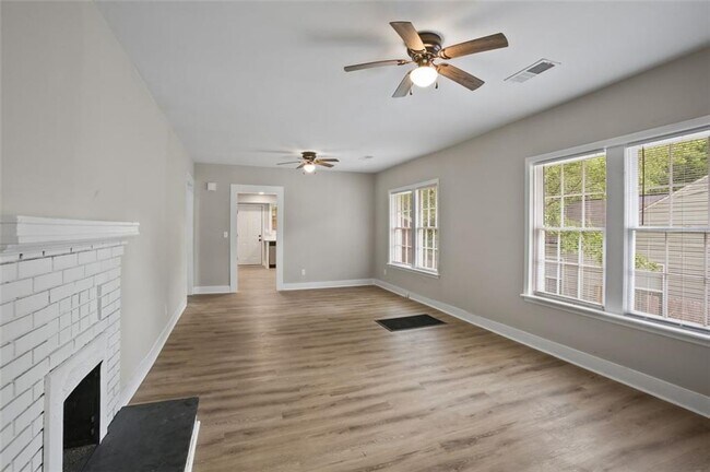Foto del edificio - 556 Holly St NW