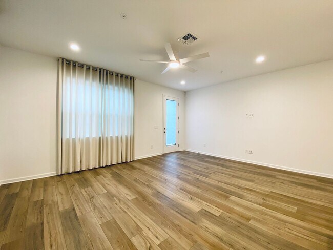 Foto del edificio - MOVE-IN SPECIAL!! Stunning 2024 Luxury 4BR/3BA Townhome with Resort Amenities - Rare Find in Apopka!