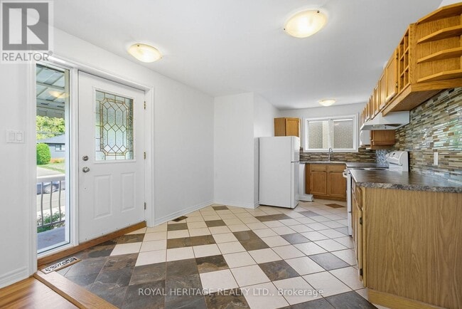 Building Photo - 713 Burns St W