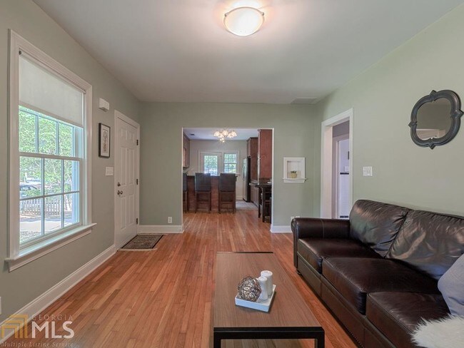 Building Photo - 506 East Lake Dr