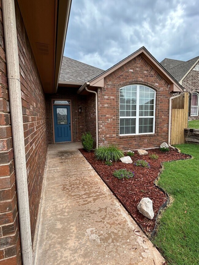 Foto del edificio - 4 bedroom, 2 bathroom NOW Available!
