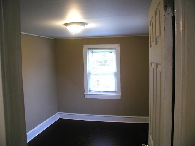 Building Photo - Three Bedroom - One Bath