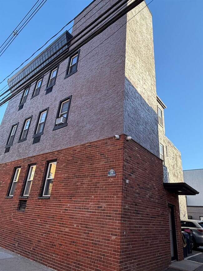 Building Photo - 19 Hopkins Ave