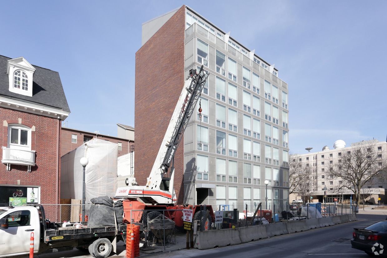 Building Photo - 7 South Linn